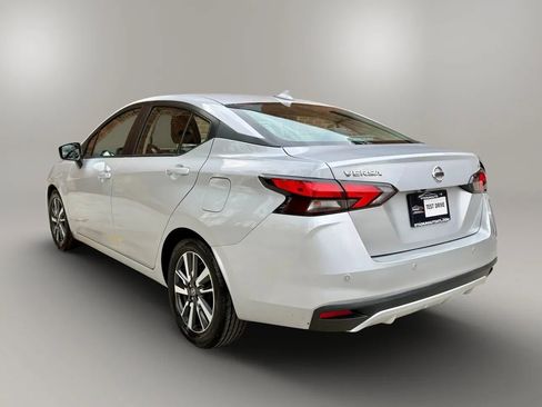Used 2021 Nissan Versa SV image 3