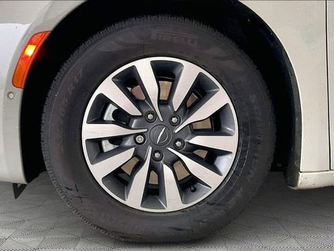 Used 2021 Chrysler Pacifica Limited w/ Uconnect Theater Family Group image 23