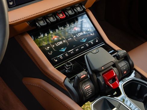 Used 2026 Lamborghini Urus SE AWD/4WD image 38