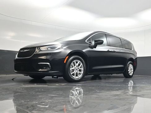 Used 2023 Chrysler Pacifica Touring-L FWD image 53