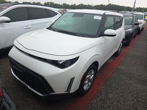 Used 2025 Kia Soul LX w/ LX Technology Package FWD image 2