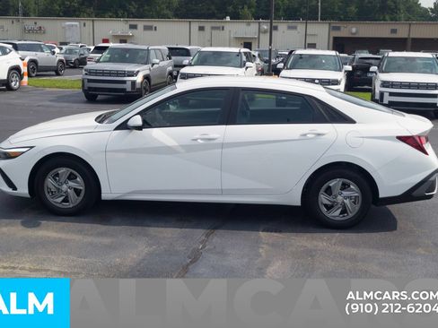 Certified 2026 Hyundai Elantra SE FWD image 10