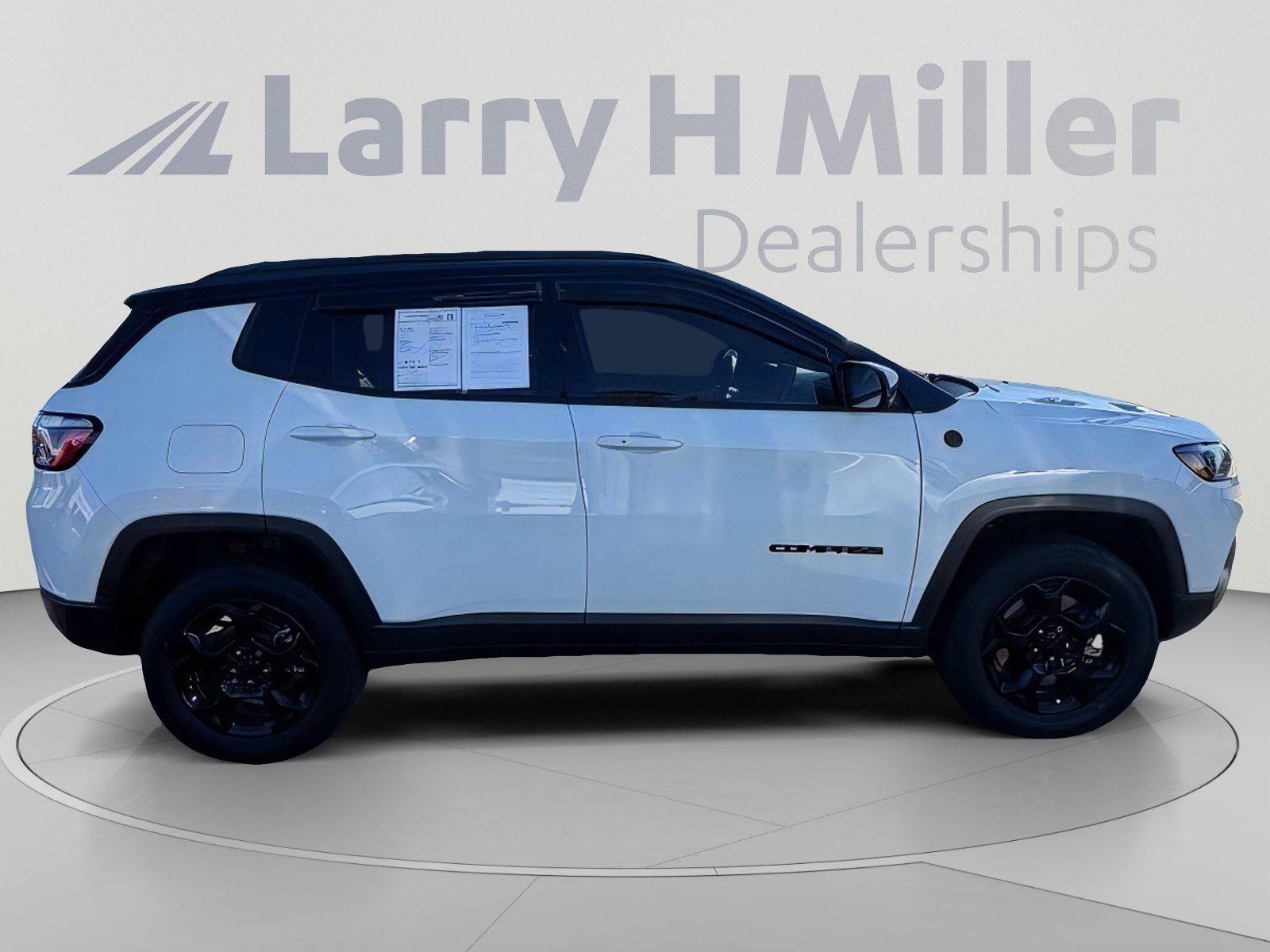 Used 2025 Jeep Compass Trailhawk AWD/4WD image 5