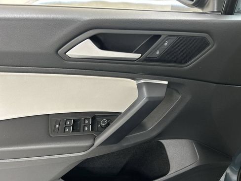 Used 2021 Volkswagen Tiguan SE w/ Panoramic Sunroof Package AWD/4WD image 11