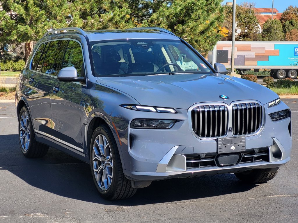 Used 2024 BMW X7 xDrive40i w/ Premium Package AWD/4WD image 3