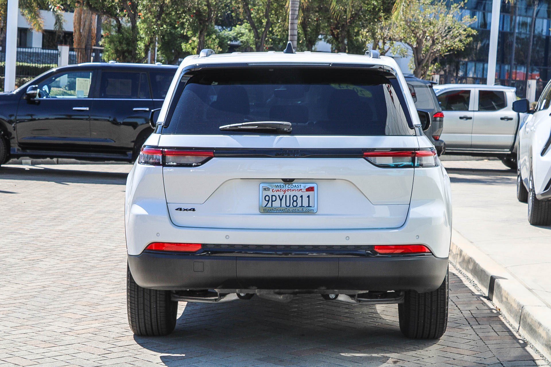 Used 2024 Jeep Grand Cherokee Altitude AWD/4WD image 8