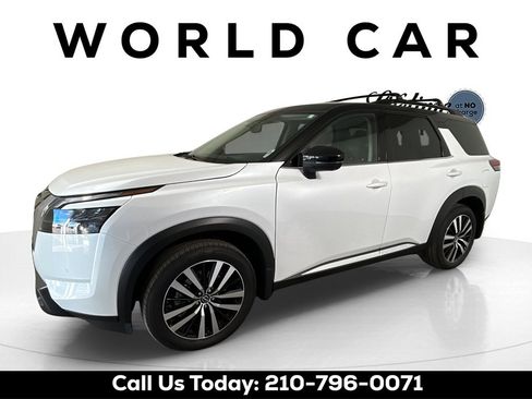 Used 2025 Nissan Pathfinder Platinum image 11