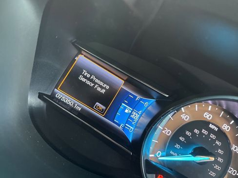 Used 2017 Ford Explorer XLT w/ Equipment Group 201A FWD image 10