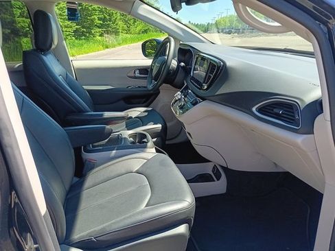 Used 2024 Chrysler Pacifica Touring-L FWD image 15