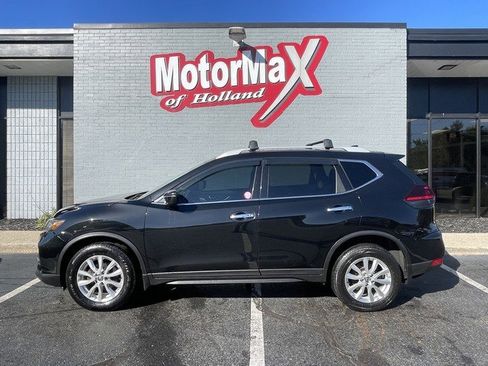 Used 2019 Nissan Rogue SV image 1