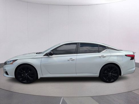 Used 2022 Nissan Altima 2.5 SR w/ Midnight Edition Package FWD image 2