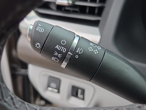 Used 2023 GMC Acadia SLT FWD image 33