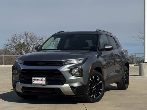 Used 2021 Chevrolet TrailBlazer LT image 2
