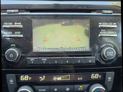 Used 2017 Nissan Rogue SV FWD image 25