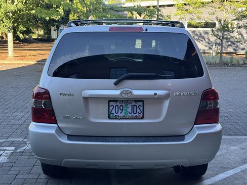 Used 2005 Toyota Highlander 4WD V6 w/ 3rd Row image 4
