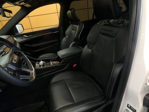 Used 2024 Jeep Grand Cherokee Overland w/ Luxury Tech Group IV image 10