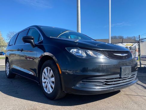 Used 2020 Chrysler Voyager L FWD image 29