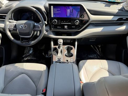 Used 2023 Toyota Highlander Limited AWD/4WD image 12