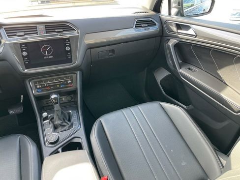 Used 2022 Volkswagen Tiguan SE w/ Panoramic Sunroof Package image 9