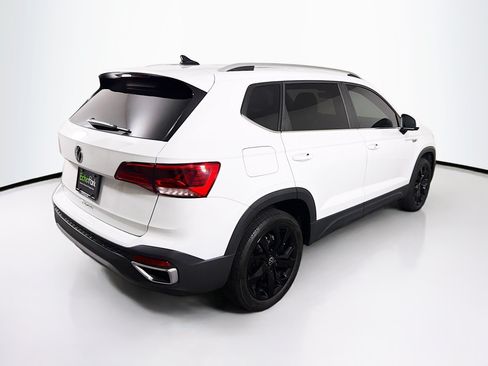 Used 2023 Volkswagen Taos SE w/ Panoramic Sunroof Package FWD image 9