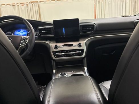 Used 2022 Ford Explorer XLT w/ Equipment Group 202A AWD/4WD image 19