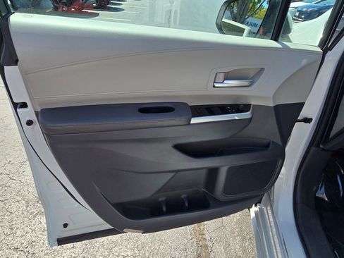 Certified 2023 Toyota Sienna XLE FWD image 17