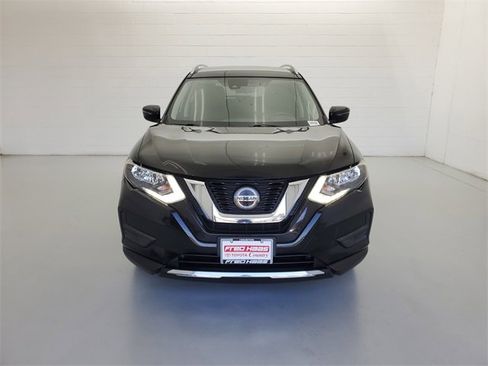 Used 2019 Nissan Rogue SV image 3