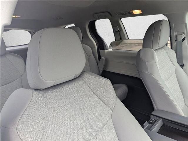 Used 2024 Toyota Sienna LE FWD image 17