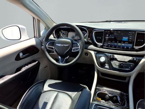 Used 2022 Chrysler Pacifica Limited FWD image 10