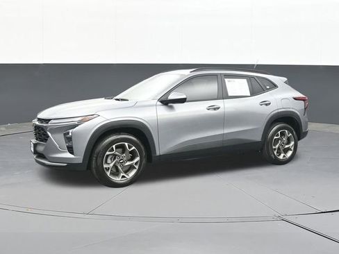 Used 2024 Chevrolet Trax LT w/ Driver Confidence Package FWD image 8