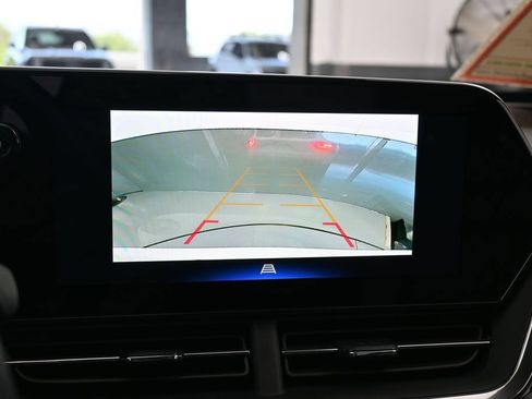 Used 2025 Chevrolet Trax RS FWD image 18