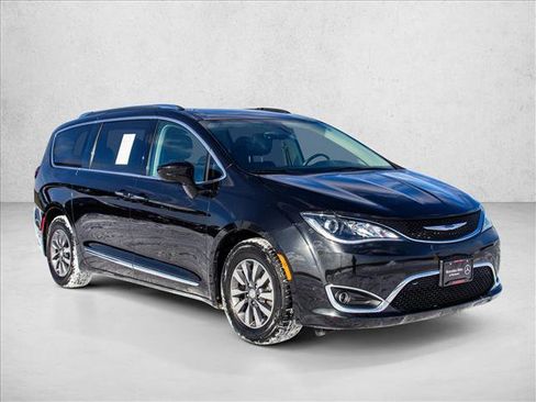 Used 2019 Chrysler Pacifica Touring-L Plus image 3