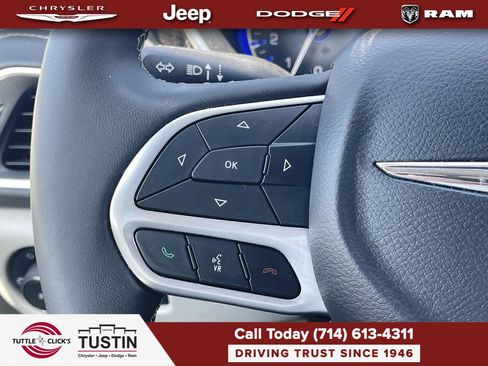 Used 2023 Chrysler Pacifica Limited FWD image 33