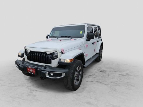 Used 2018 Jeep Wrangler Unlimited Sahara image 4