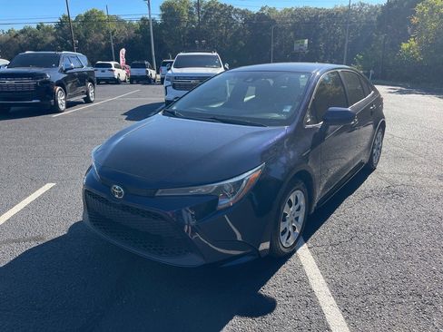 Used 2022 Toyota Corolla LE image 3