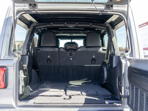 Used 2023 Jeep Wrangler Unlimited Sahara image 9