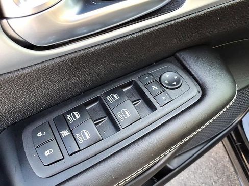Used 2026 Chrysler Pacifica Limited FWD image 11
