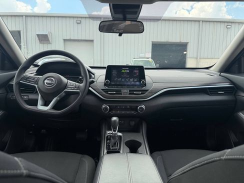 Used 2025 Nissan Altima 2.5 SV FWD image 33