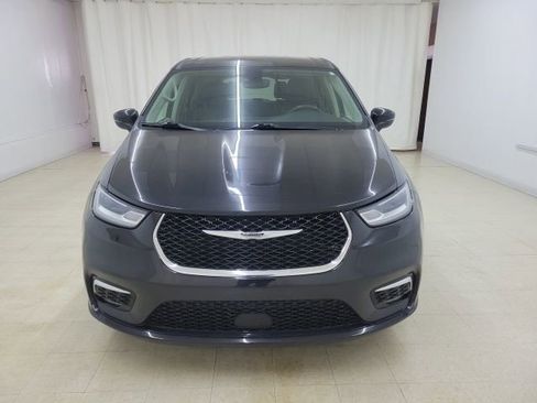 Used 2023 Chrysler Pacifica Touring-L image 2