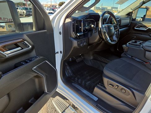 Used 2024 Chevrolet Silverado 2500 LT w/ Convenience Package image 11
