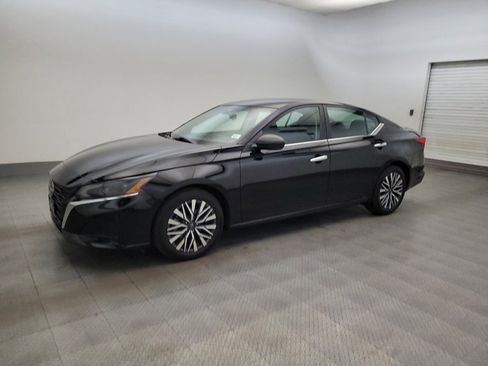 Used 2025 Nissan Altima 2.5 SV FWD image 2