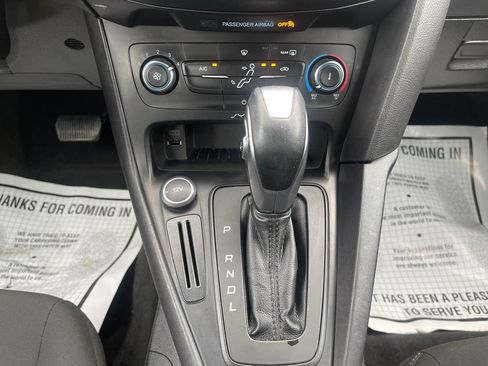Used 2016 Ford Focus SE w/ SE Power Seat Package FWD image 32