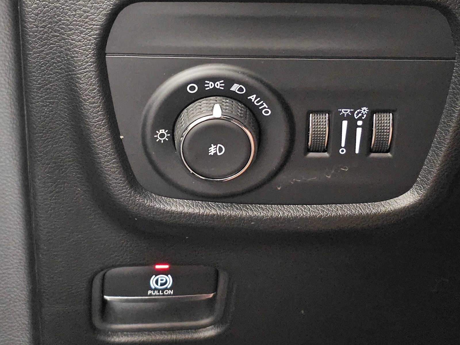 Used 2023 Jeep Grand Cherokee Overland w/ Luxury Tech Group IV AWD/4WD image 24