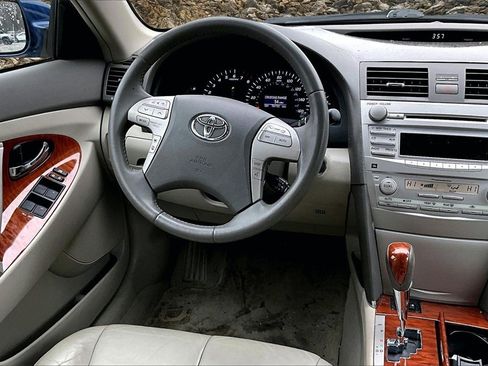 Used 2010 Toyota Camry XLE image 5