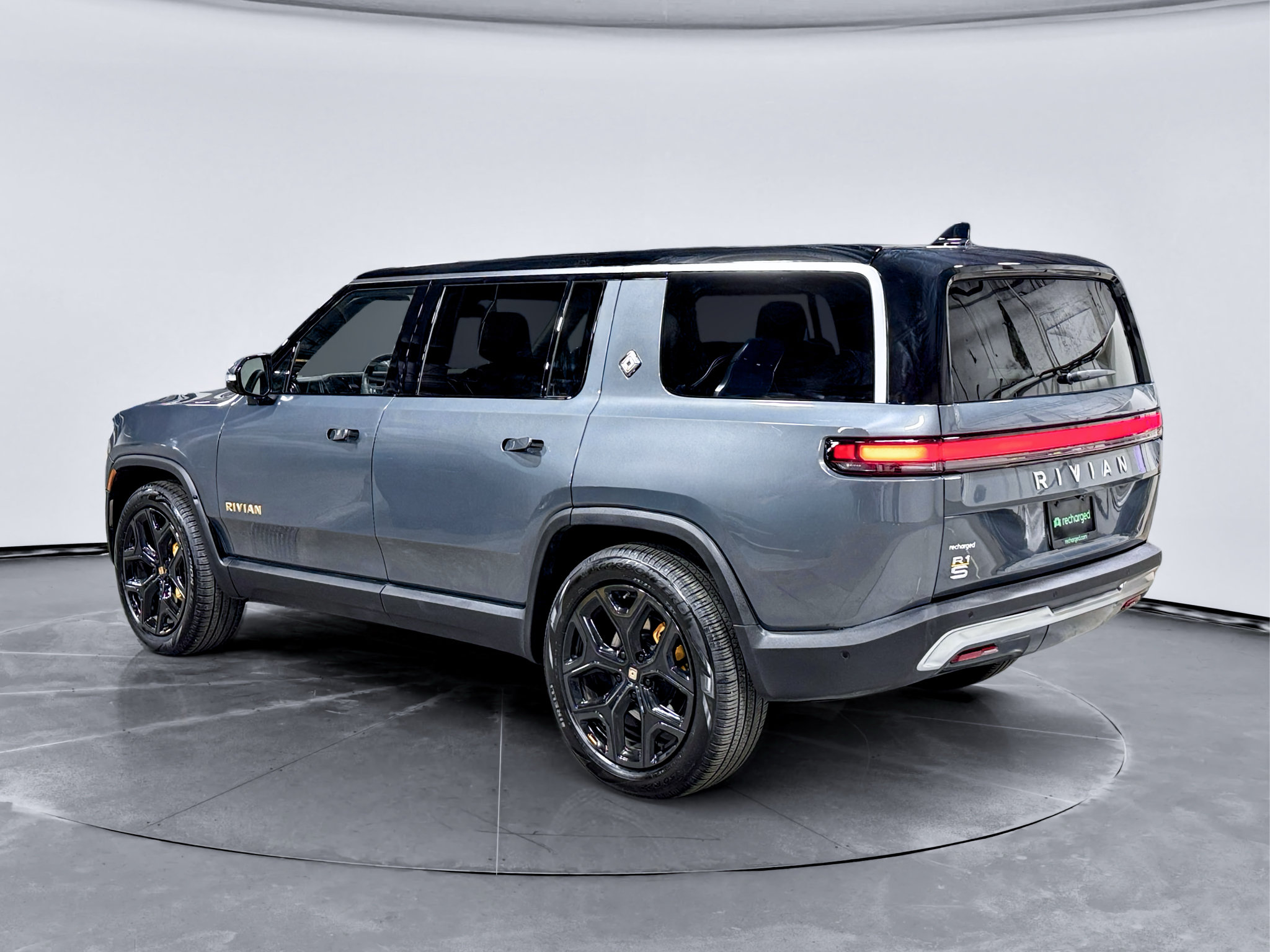 Used 2022 Rivian R1S Launch Edition Quad AWD/4WD image 2