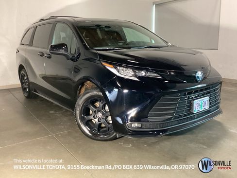 Used 2025 Toyota Sienna XLE Woodland Edition image 1