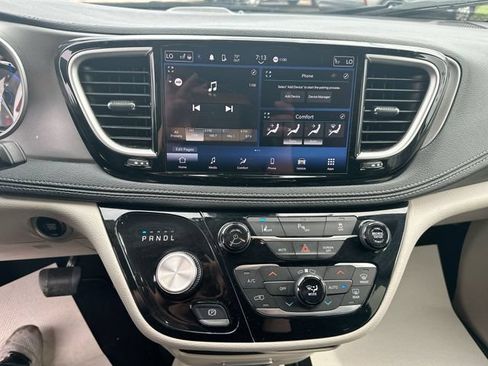 Used 2023 Chrysler Pacifica Touring-L FWD image 15