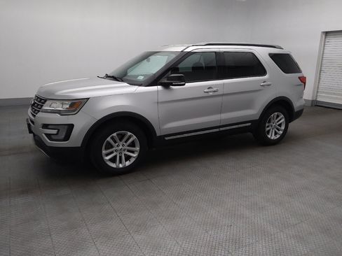 Used 2017 Ford Explorer XLT image 2