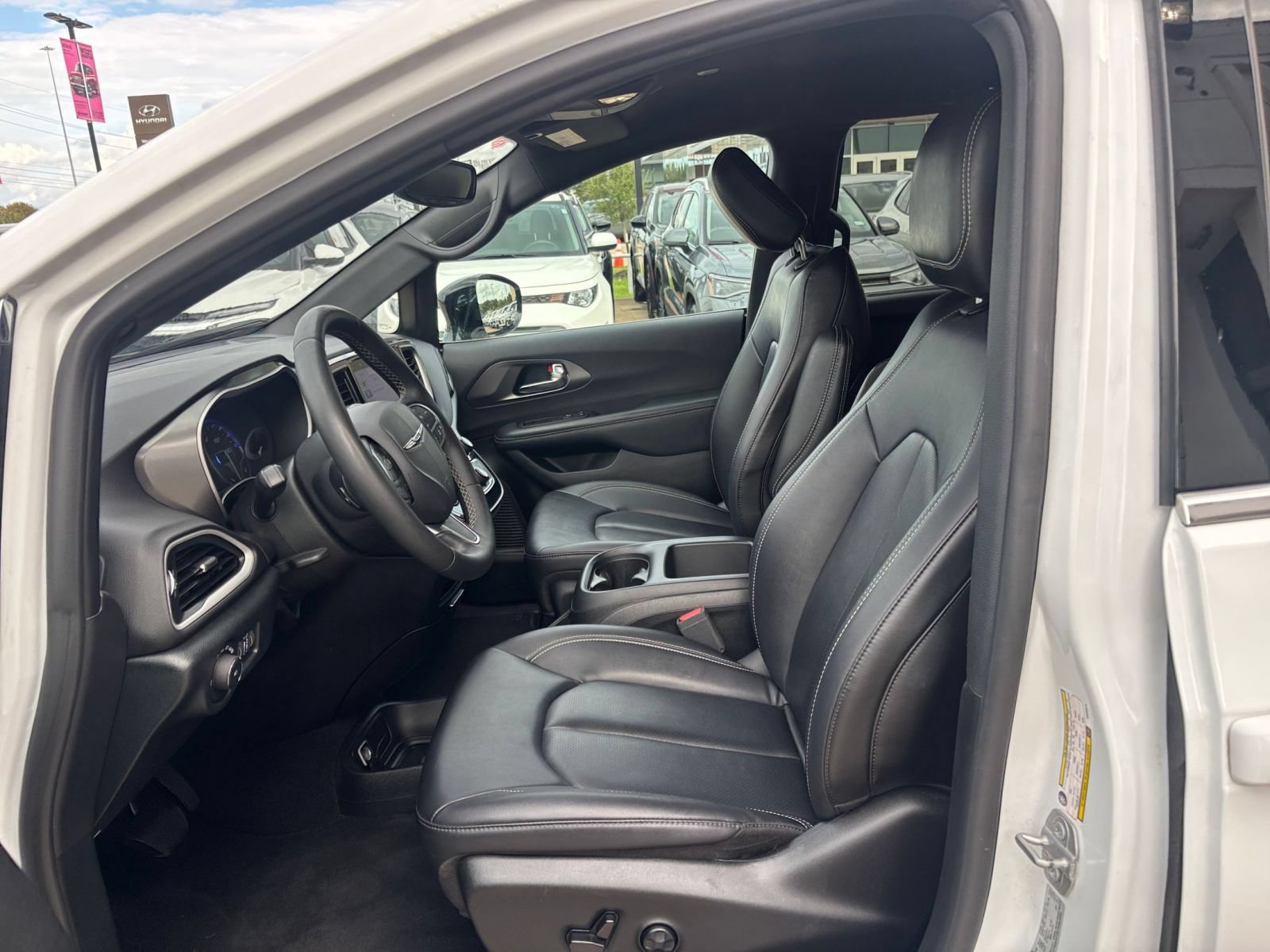 Used 2025 Chrysler Pacifica Select FWD image 28