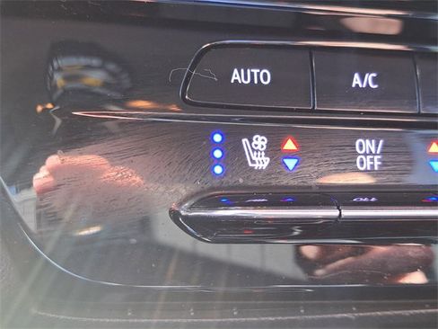 Used 2022 Chevrolet Bolt EUV LT w/ Convenience Package image 9